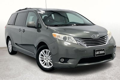 2013 Toyota Sienna XLE 8 Passenger