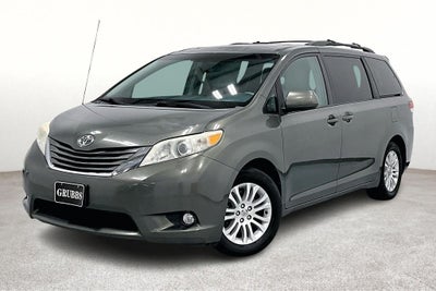 2013 Toyota Sienna XLE 8 Passenger