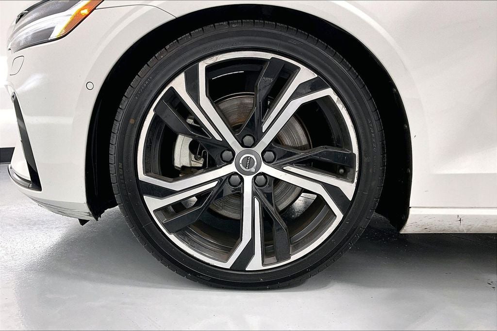 2024 Volvo S60 B5 Plus Dark Theme