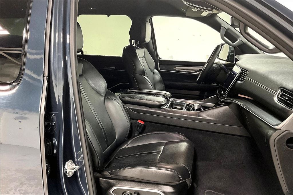 2023 Jeep Wagoneer Base