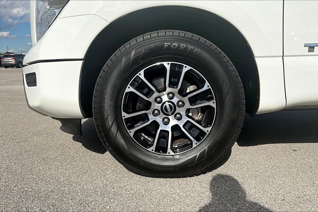 2023 Nissan Titan SV