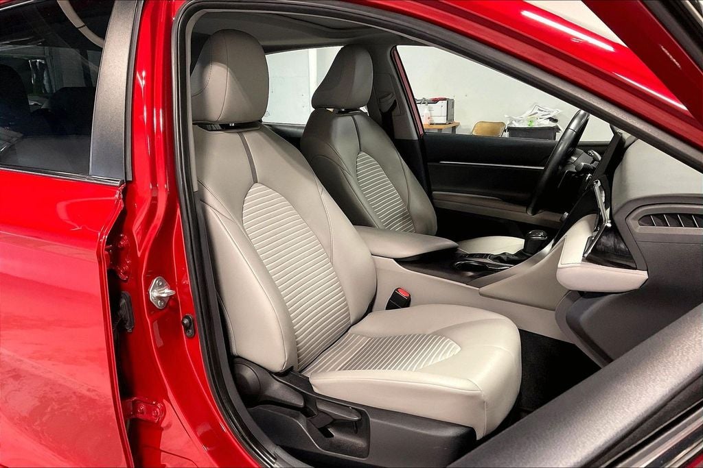 2022 Toyota Camry Hybrid SE