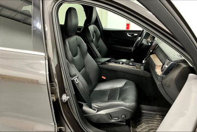 2022 Volvo XC60 B5 Momentum