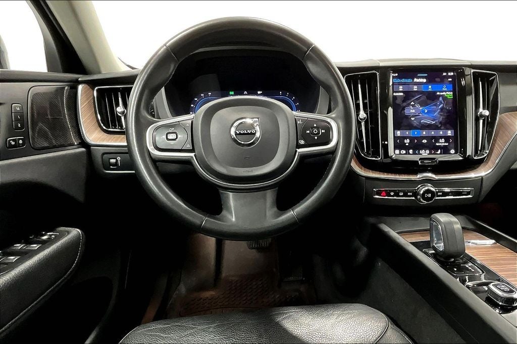 2022 Volvo XC60 B5 Momentum