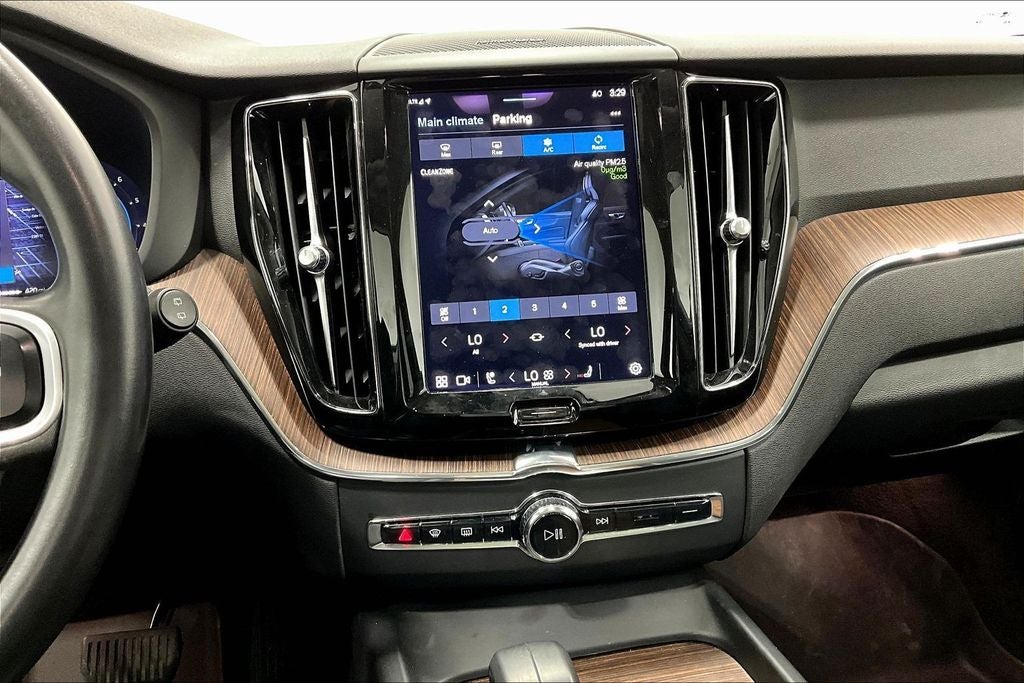 2022 Volvo XC60 B5 Momentum